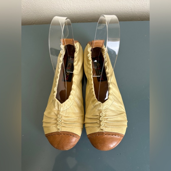 Everybody By Moda Stilo Womens Flats 6 US 36.5 EU Tan Cream Cap Toe Shoes GUC! - Picture 6 of 9